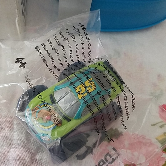 Collectible Scooby-Doo stock car & track - Picture 2 of 4